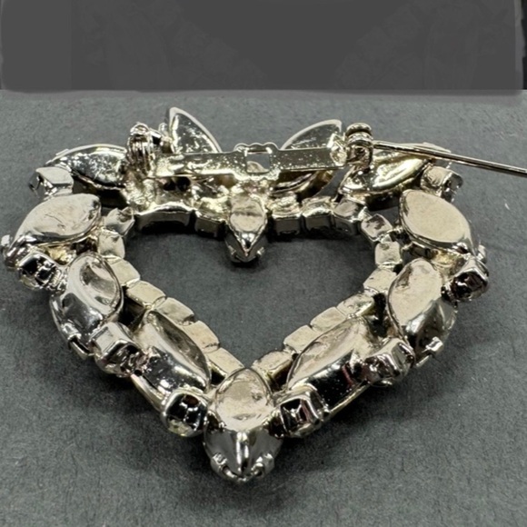 Vintage Juliana style clear crystals silvertone metal heart pin / brooch - Picture 5 of 7